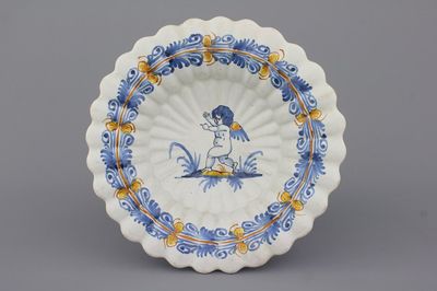 Polychrome geribde "compendario" schotel met een putto, Nevers, 17e eeuw