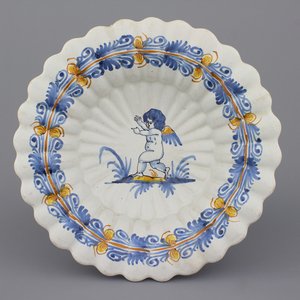 Polychrome geribde "compendario" schotel met een putto, Nevers, 17e eeuw — foto 1