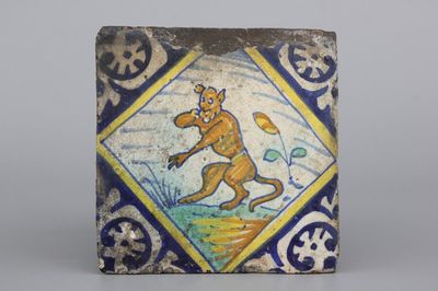 Polychrome tegel in Antwerpse majolica met een aap, ca 1600