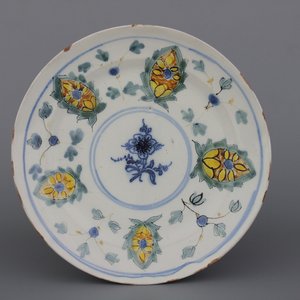 Polychroom bord uit Savona, atelier Folco, 18e eeuw — foto 1
