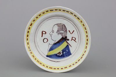 Polychroom Delfts bord met koninklijk portret met inscriptie PVOR, ca 1700
