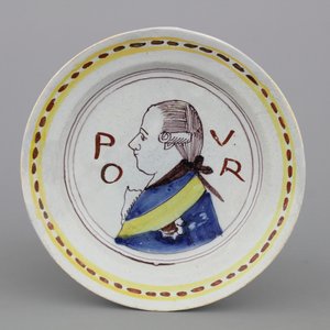 Polychroom Delfts bord met koninklijk portret met inscriptie PVOR, ca 1700 — foto 1