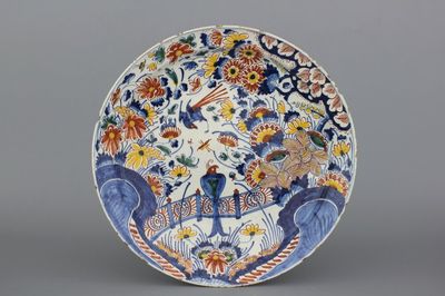 Polychroom Delfts chinoiserie bord met decor van een vogel op een hek, vroeg 18e eeuw