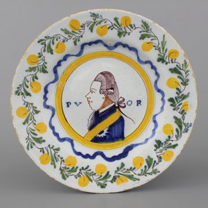 Polychroom Delfts orangistisch bord met koninklijk portret, 18e eeuw — foto 1