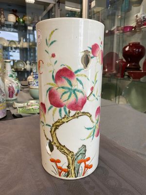 Porte-chapeau en porcelaine de Chine famille rose à décor des 'neuf pêches', 19ème — photo 5