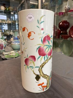 Porte-chapeau en porcelaine de Chine famille rose à décor des 'neuf pêches', 19ème — photo 6