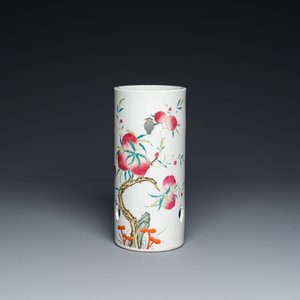 Porte-chapeau en porcelaine de Chine famille rose à décor des 'neuf pêches', 19ème — photo 1