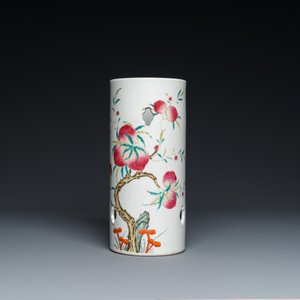 Porte-chapeau en porcelaine de Chine famille rose à décor des 'neuf pêches', 19ème — photo 2