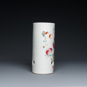 Porte-chapeau en porcelaine de Chine famille rose à décor des 'neuf pêches', 19ème — photo 5
