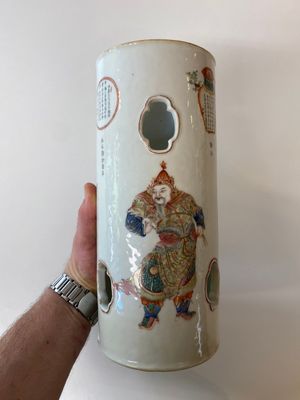 Porte-chapeau en porcelaine de Chine famille rose à décor 'Wu Shuang Pu', 19ème — photo 2