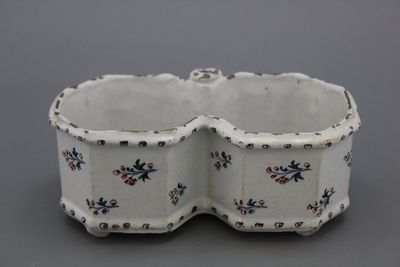 Porte huilier vinaigrier en faïence de Bruxelles, dit 'haie floral', 18e