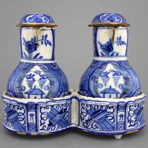 Porte huilier-vinaigrier en faïence de Delft, bleu et blanc avec chinoiserie, fin 17e — photo 1