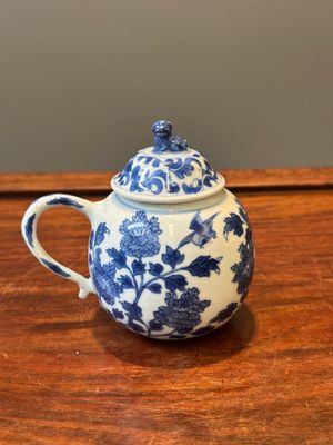 Pot à moutarde couvert en porcelaine de Chine en bleu et blanc à décor floral, Kangxi — photo 1