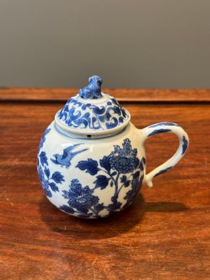 Pot à moutarde couvert en porcelaine de Chine en bleu et blanc à décor floral, Kangxi — photo 3