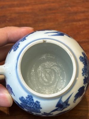 Pot à moutarde couvert en porcelaine de Chine en bleu et blanc à décor floral, Kangxi — photo 8