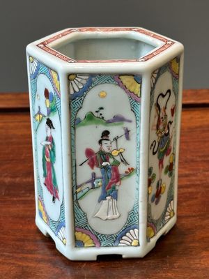 Pot à pinceaux de forme hexagonale en porcelaine de Chine famille rose, Yongzheng — photo 5