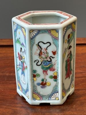 Pot à pinceaux de forme hexagonale en porcelaine de Chine famille rose, Yongzheng — photo 6