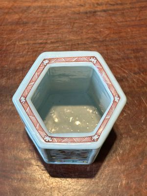 Pot à pinceaux de forme hexagonale en porcelaine de Chine famille rose, Yongzheng — photo 7
