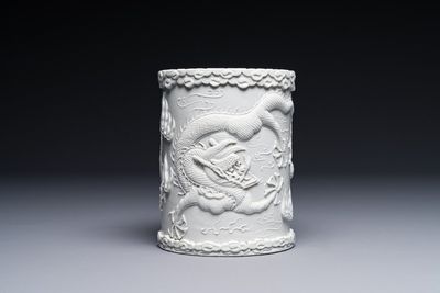 Pot à pinceaux en biscuit émaillé blanc monochrome, signé Wang Bingrong 王炳榮, Chine, 19/20ème