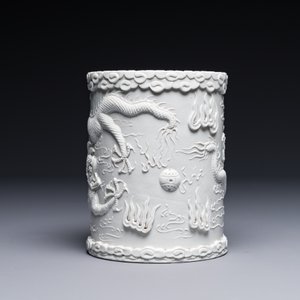 Pot à pinceaux en biscuit émaillé blanc monochrome, signé Wang Bingrong 王炳榮, Chine, 19/20ème — photo 2