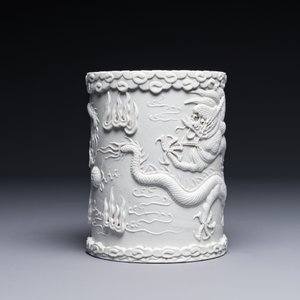 Pot à pinceaux en biscuit émaillé blanc monochrome, signé Wang Bingrong 王炳榮, Chine, 19/20ème — photo 3