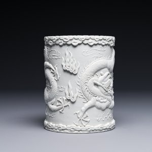 Pot à pinceaux en biscuit émaillé blanc monochrome, signé Wang Bingrong 王炳榮, Chine, 19/20ème — photo 5
