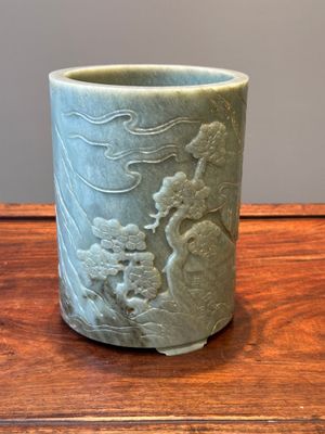 Pot à pinceaux en jade vert épinard à décor en relief, Chine, 18ème — photo 1
