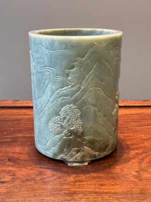 Pot à pinceaux en jade vert épinard à décor en relief, Chine, 18ème — photo 4