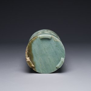 Pot à pinceaux en jade vert épinard à décor en relief, Chine, 18ème — photo 6