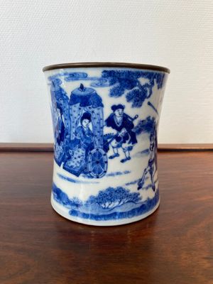 Pot à pinceaux en porcelaine de Chine en bleu et blanc, marque de Kangxi, 19ème — photo 1