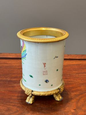 Pot à pinceaux en porcelaine de Chine famille rose à décor 'Tao Yuanming 陶淵明' aux montures en bronze doré, Yongzheng — photo 3