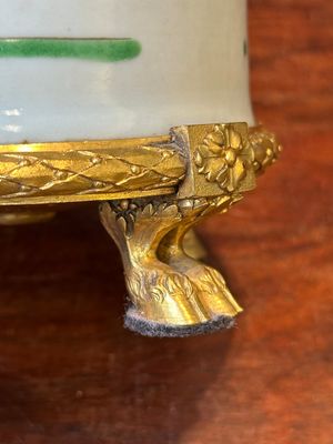 Pot à pinceaux en porcelaine de Chine famille rose à décor 'Tao Yuanming 陶淵明' aux montures en bronze doré, Yongzheng — photo 9