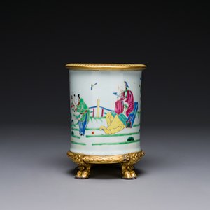Pot à pinceaux en porcelaine de Chine famille rose à décor 'Tao Yuanming 陶淵明' aux montures en bronze doré, Yongzheng — photo 1