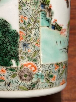 Pot à pinceaux en porcelaine de Chine famille verte à décor figuratif, 19ème — photo 8