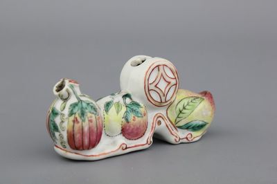 Pot à pinseaux en porcelaine de Chine en forme de fruits sanduo, 19e