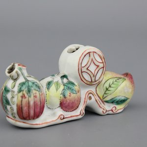 Pot à pinseaux en porcelaine de Chine en forme de fruits sanduo, 19e — photo 1