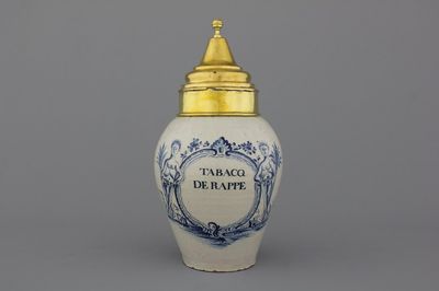 Pot à tabac exceptionnel en faïence de Delft, "TABAC DE RAPPE", Lille ou Strasbourg, 18e