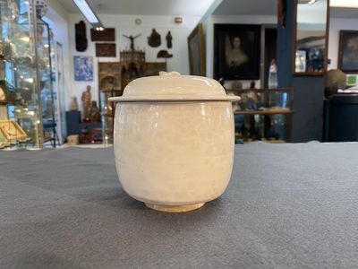 Pot couvert en grès porcelaineux à émail en couleur crème, Song du Nord — photo 2