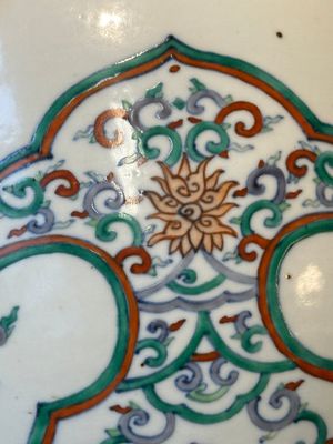 Pot couvert en porcelaine de Chine doucai à décor de rinceaux de lotus, Kangxi/Yongzheng — photo 11