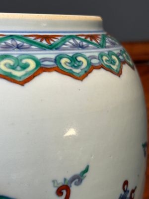 Pot couvert en porcelaine de Chine doucai à décor de rinceaux de lotus, Kangxi/Yongzheng — photo 12
