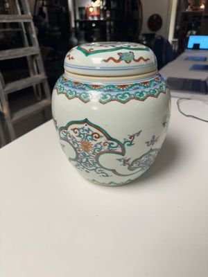 Pot couvert en porcelaine de Chine doucai à décor de rinceaux de lotus, Kangxi/Yongzheng — photo 16