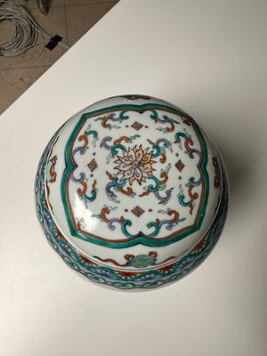 Pot couvert en porcelaine de Chine doucai à décor de rinceaux de lotus, Kangxi/Yongzheng — photo 17
