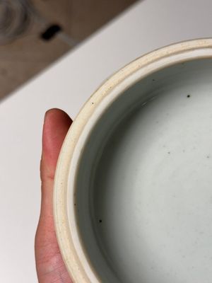 Pot couvert en porcelaine de Chine doucai à décor de rinceaux de lotus, Kangxi/Yongzheng — photo 19