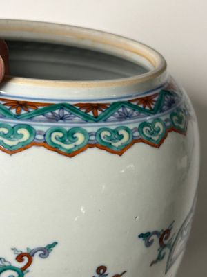 Pot couvert en porcelaine de Chine doucai à décor de rinceaux de lotus, Kangxi/Yongzheng — photo 24