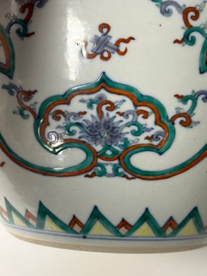 Pot couvert en porcelaine de Chine doucai à décor de rinceaux de lotus, Kangxi/Yongzheng — photo 27