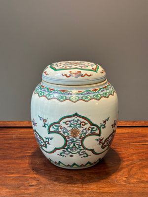 Pot couvert en porcelaine de Chine doucai à décor de rinceaux de lotus, Kangxi/Yongzheng — photo 3