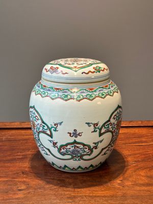 Pot couvert en porcelaine de Chine doucai à décor de rinceaux de lotus, Kangxi/Yongzheng — photo 4