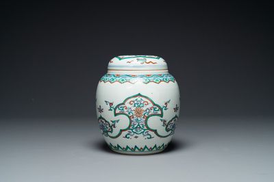 Pot couvert en porcelaine de Chine doucai à décor de rinceaux de lotus, Kangxi/Yongzheng