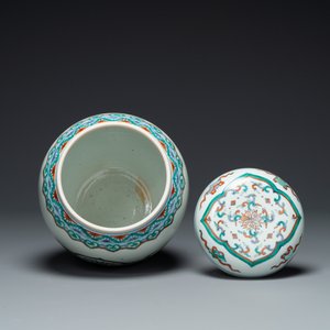 Pot couvert en porcelaine de Chine doucai à décor de rinceaux de lotus, Kangxi/Yongzheng — photo 3