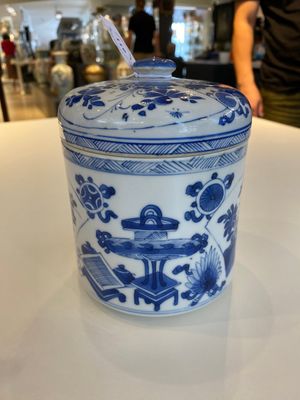 Pot couvert en porcelaine de Chine en bleu et blanc à décor d'antiquités, Kangxi — photo 3